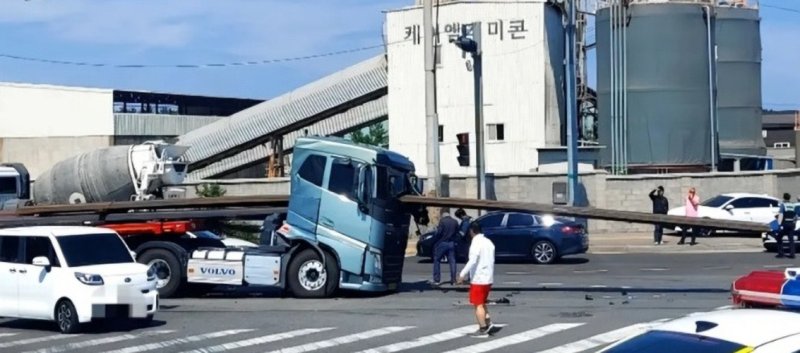31일 오후 2시12분쯤 경북 포항시 남구 인덕동 도로를 달리던 30톤 트레일러가 정지신호에 멈춘 1톤 소형트럭을 들이받으면서 실려 있던 철제품이 뒤따라오던 추레라 운전석을 뚫고 들어가는 사고가 발생했다.(독자제공, 재판매 및 DB금지) 2025.7.31/뉴스1