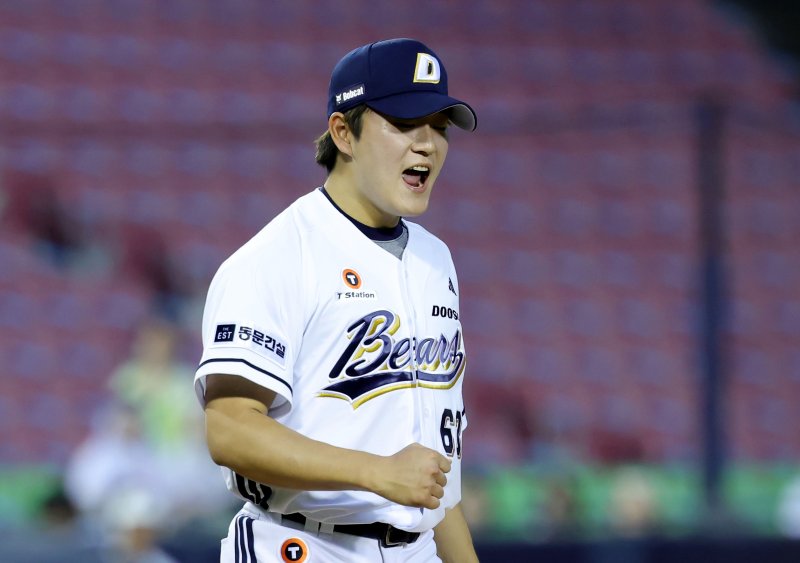 [서울=뉴시스] 홍효식 기자 = 15일 서울 송파구 잠실야구장에서 열린 2025 KBO리그 키움 히어로즈와 두산 베어스의 경기, 9회초 2사 1루 키움 김건희를 삼진 아웃시켜 이닝을 끝낸 두산 마무리 투수 김택연이 포효하고 있다. 2025.06.15. yesphoto@newsis.com