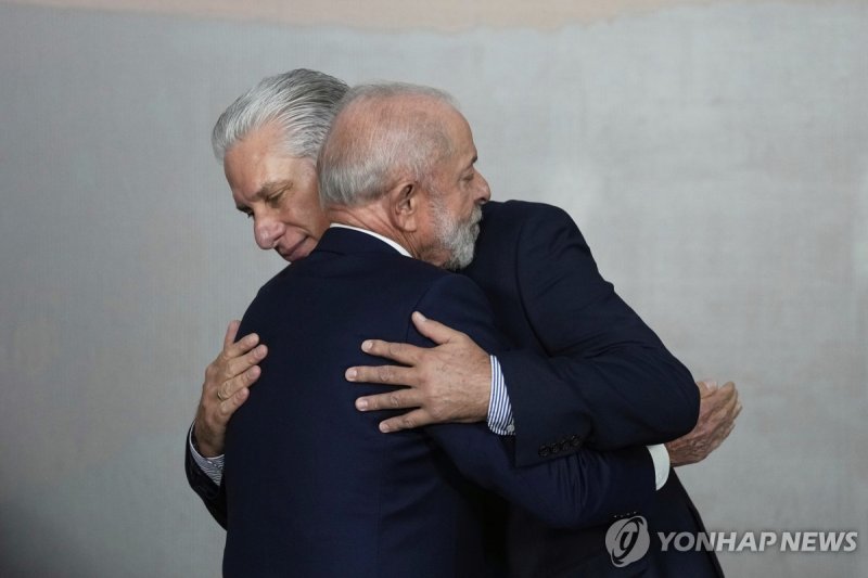 지난달 브릭스(BRICS) 정상회의서 만난 브라질-쿠바 정상 (출처=연합뉴스)