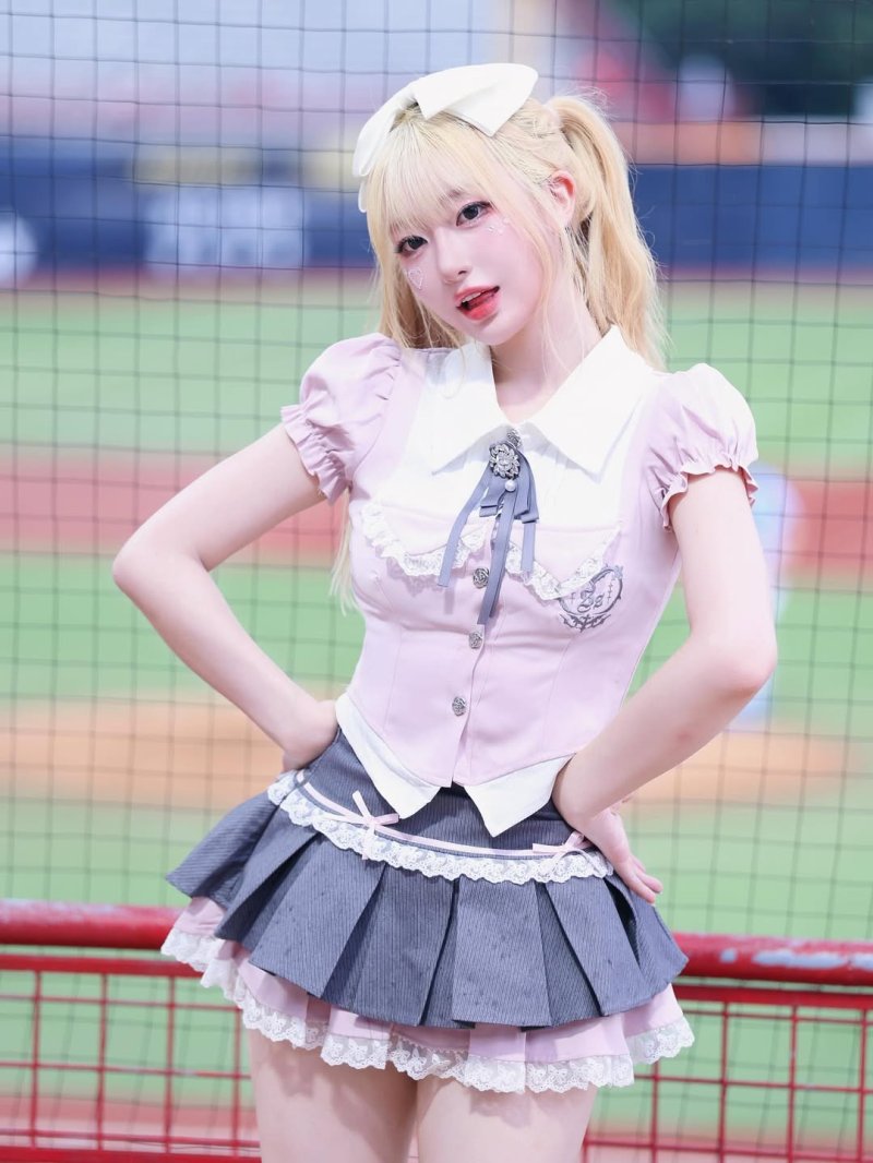 메이드복 입은 장원영?…닮은 치어리더에 야구장 '발칵'