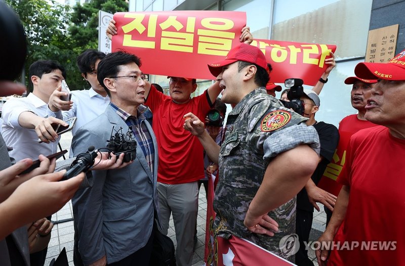 해병대 예비역 연대로부터 항의받는 임성근 전 사단장 (출처=연합뉴스)