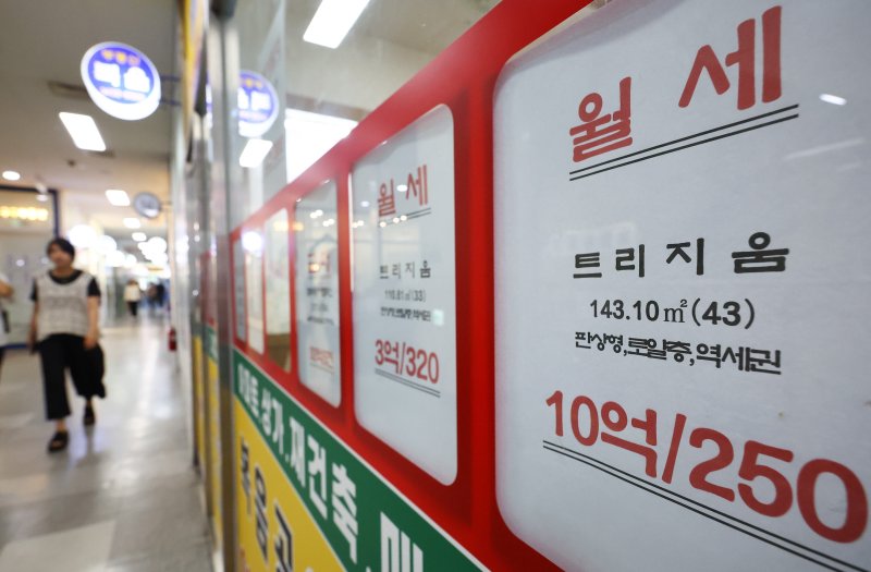 [서울=뉴시스] 황준선 기자 = 30일 서울 시내 한 부동산에 월세 매물 광고가 게시돼 있다.국토교통부 4월 주택통계에 따르면 올해 4월 기준 전국 주택 전월세 거래 중 월세가 차지하는 비중은 60.4%로 집계됐다. 아파트와 비(非)아파트를 막론하고 월세거래 비중이 늘어나는 추세다. 올해 아파트 월세거래 비중은 지난해 43.4%보다 1.2%포인트 늘어난 44.6%로 최근 5년 평균치(39.6%)를 웃돌았다. 같은 기간 비(非)아파트 역시 74.8%로 3년 연속 증가 추세를 보여 서울 집값을 잡기 위한 정부의 수요 억제 대책이 도리어