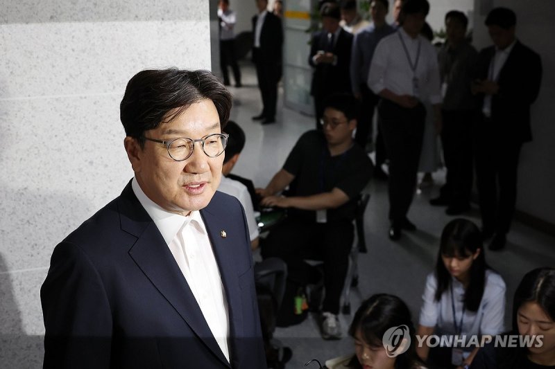 취재진 앞 압수수색 관련 발언하는 권성동 의원 (출처=연합뉴스)