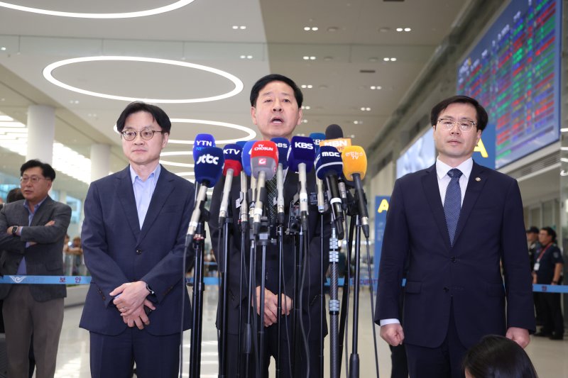 [인천공항=뉴시스] 김진아 기자 = 한미 관세 협상을 마친 구윤철 부총리 겸 기획재정부 장관이 1일 인천국제공항 2터미널을 통해 귀국하며 취재진 질문에 답하고 있다. 2025.08.01. bluesoda@newsis.com