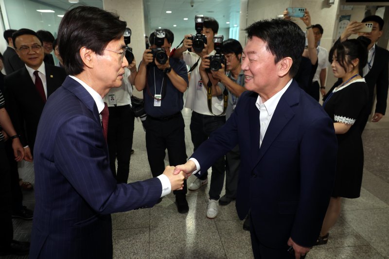 [서울=뉴시스] 조성봉 기자 = 조경태 국민의힘 의원이 21일 오전 서울 여의도 국회 소통관에서 당대표 출마선언 기자회견에 앞서 안철수 의원과 악수하고 있다. 2025.07.21. suncho21@newsis.com