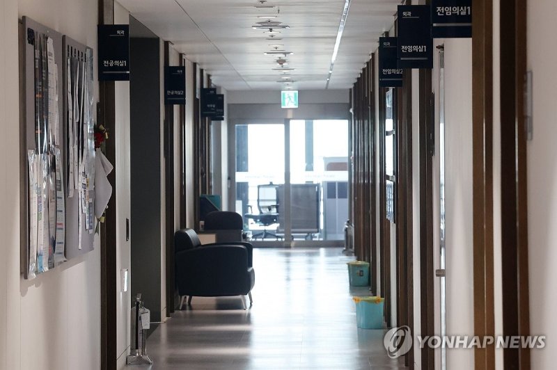 서울 시내의 한 대학병원에 불꺼진 전공의실 복도 (출처=연합뉴스)