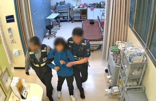 의료진 흉기 위협해 현행범 체포되는 환자 (출처=연합뉴스)