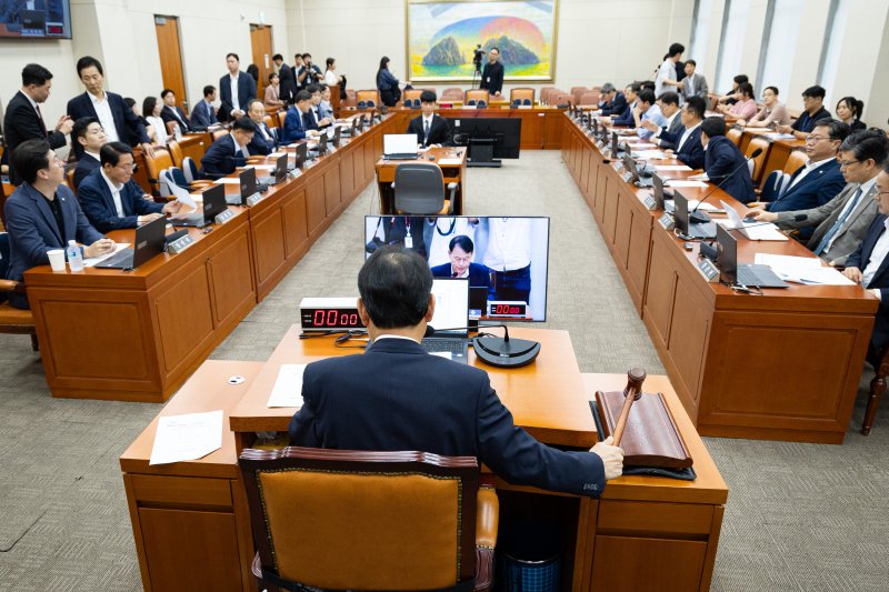 윤한홍 국회 정무위원장이 30일 서울 여의도 국회에서 열린 제427회 국회(임시회) 제2차 전체회의에서 의사봉을 두드리고 있다. 2025.7.30/뉴스1 ⓒ News1 유승관 기자