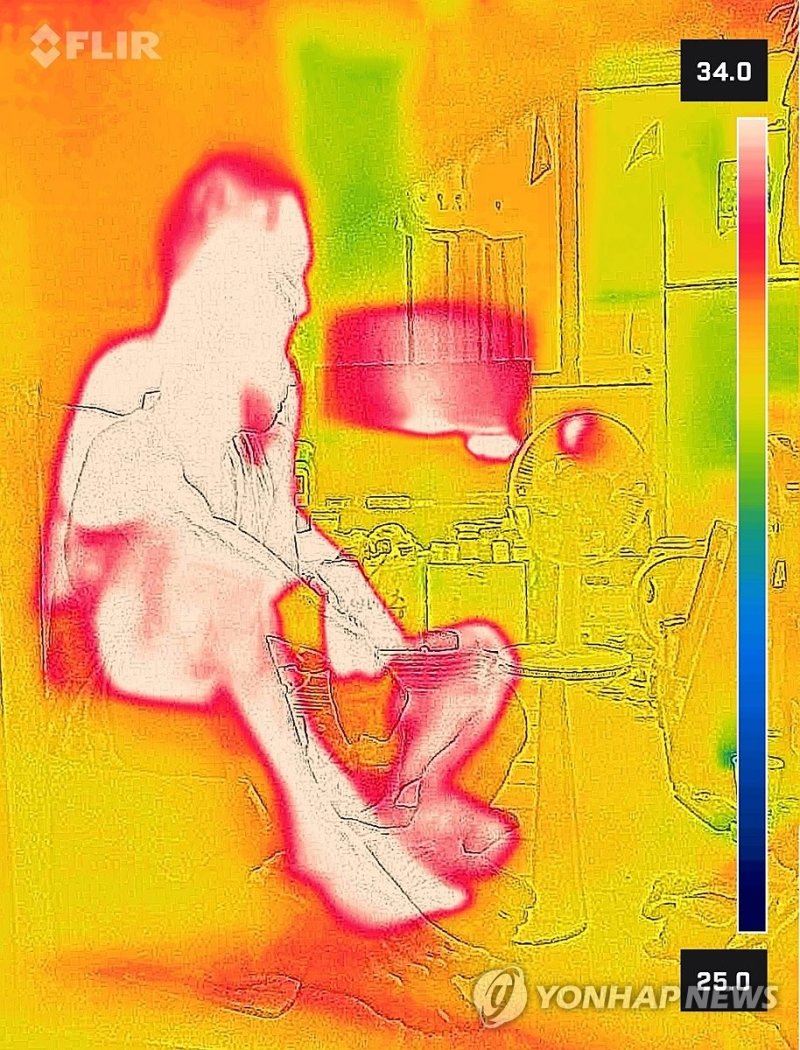 속절없는 쪽방촌의 폭염 (출처=연합뉴스)