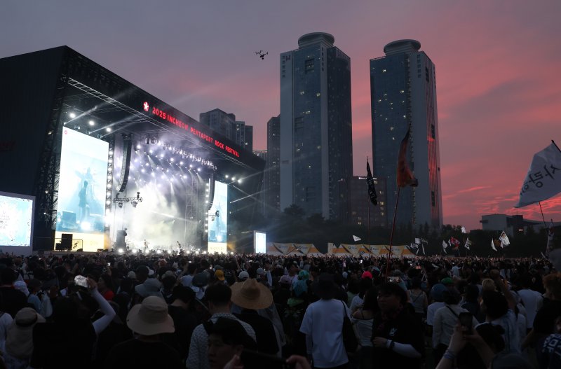 '힙합 대세' 리틀 심즈의 주술&middot;'브릿팝 전설' 펄프의 주문…英 음악의 여전한 주권