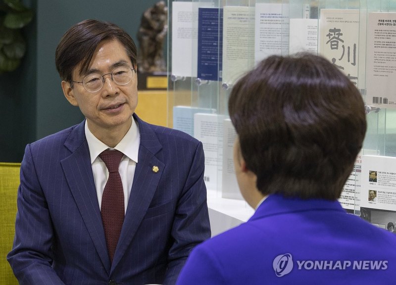 국민의힘 당 대표 후보 출마한 조경태와 양향자의 만남 (출처=연합뉴스)