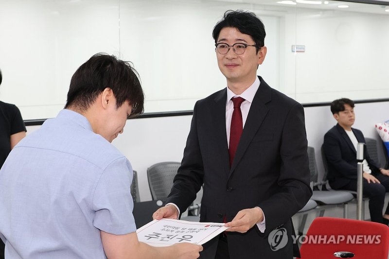 당 대표 선거 후보 등록하는 주진우 의원 (출처=연합뉴스)