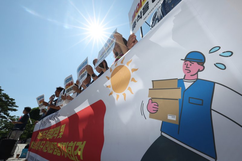 택배노동자 과로사 대책위원회 회원들이 지난달 11일 오전 서울 용산구 대통령실 앞에서 택배노동자 긴급 폭염대책 및 택배없는 날 시행 촉구 시민사회 공동 기자회견을 하고 있다. 2025.7.11/뉴스1 ⓒ News1 신웅수 기자