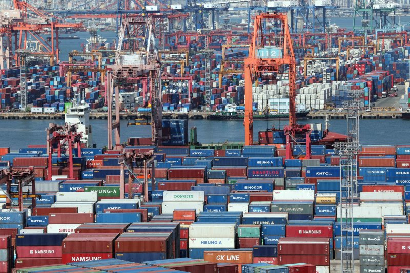 [부산=뉴시스] 하경민 기자 = 1일 산업통상자원부가 발표한 '7월 수출입 동향'에 따르면 수출은 1년 전보다 5.9% 증가한 608억2000만 달러(84조6614억원)로 집계돼 7월 기준 역대 최대 실적을 기록하며 2개월 연속 플러스 기조를 보였다. 이날 부산 남구 신선대(사진 아래) 및 감만부두 야적장에 수출입 컨테이너가 쌓여 있다. 2025.08.01. yulnetphoto@newsis.com