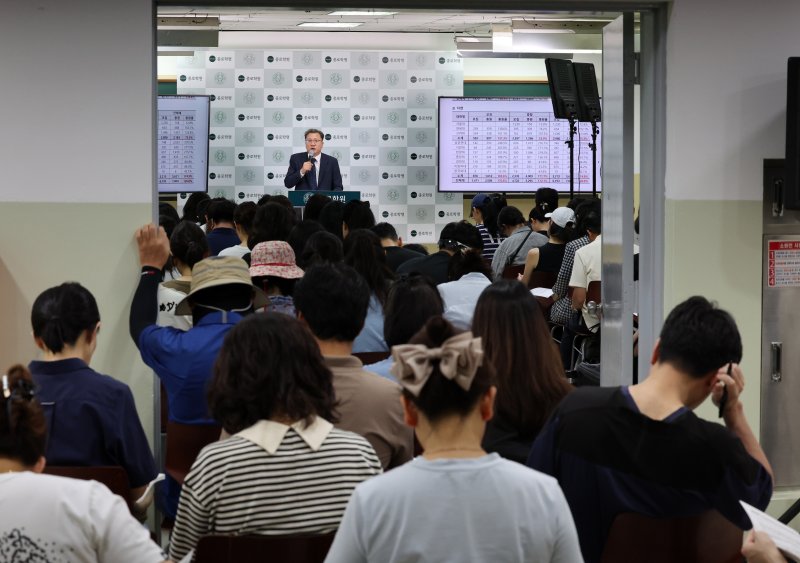[서울=뉴시스] 배훈식 기자 = 2026 수시, 정시 대학 선택전략 특집설명회가 열린 27일 오후 서울 강남구 강남종로학원 대치에서 수험생을 둔 학부모들이 입시 설명을 듣고 있다. 2025.07.27. dahora83@newsis.com
