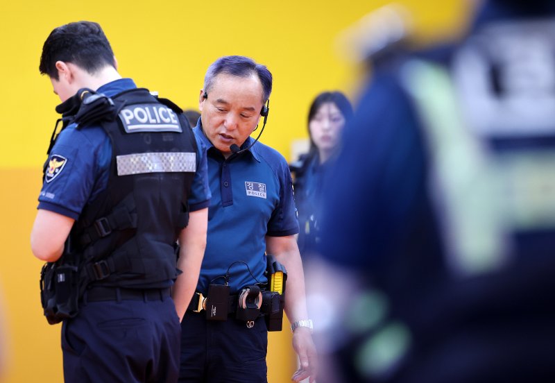 손병철 충정로 지구대장이 지난 22일 서울 종로구 서울경찰청 상무관에서 지역경찰 대상 흉기 대응 실전훈련을 지도하고 있다. ⓒ News1 박지혜 기자