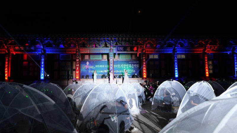 [서울=뉴시스] 고범준 기자 = 지난 2일 지리산 대화엄사 화엄원 특설무대에서 열린 제5회 지리산 대화엄사 모기장영화음악회에서 관객들이 공연을 보고 있다. (사진=지리산 대화엄사 제공) 2025.08.03. photo@newsis.com *재판매 및 DB 금지