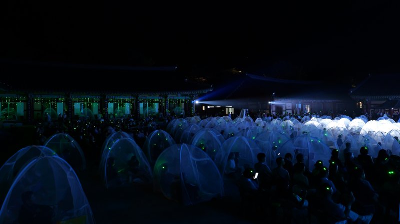 [서울=뉴시스] 고범준 기자 = 지난 2일 지리산 대화엄사 화엄원 특설무대에서 열린 제5회 지리산 대화엄사 모기장영화음악회에서 관객들이 공연을 보고 있다. (사진=지리산 대화엄사 제공) 2025.08.03. photo@newsis.com *재판매 및 DB 금지