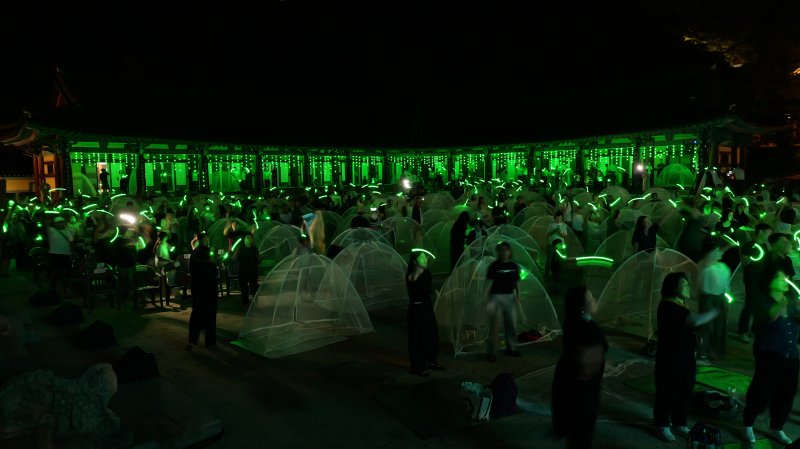 [서울=뉴시스] 고범준 기자 = 지난 2일 지리산 대화엄사 화엄원 특설무대에서 열린 제5회 지리산 대화엄사 모기장영화음악회에서 관객들이 공연을 보고 있다. (사진=지리산 대화엄사 제공) 2025.08.03. photo@newsis.com *재판매 및 DB 금지