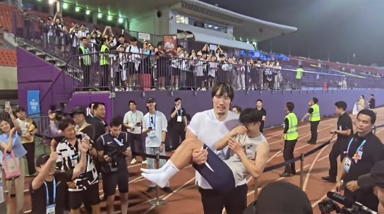 '183㎝' 손흥민, '218㎝' 최홍만 품에 폭 안겼다 "수고했어 토트넘"