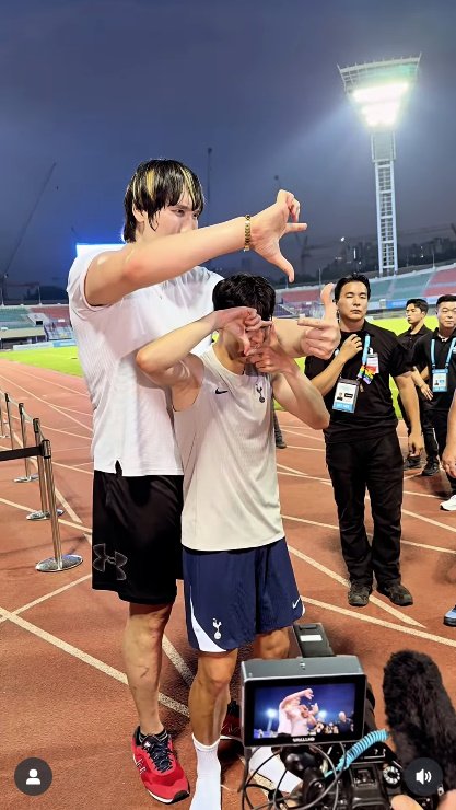 '183㎝' 손흥민, '218㎝' 최홍만 품에 폭 안겼다 "수고했어 토트넘"