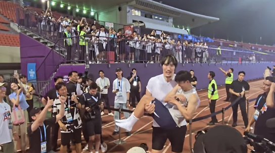 '183㎝' 손흥민, '218㎝' 최홍만 품에 폭 안겼다 수고했어 토트넘