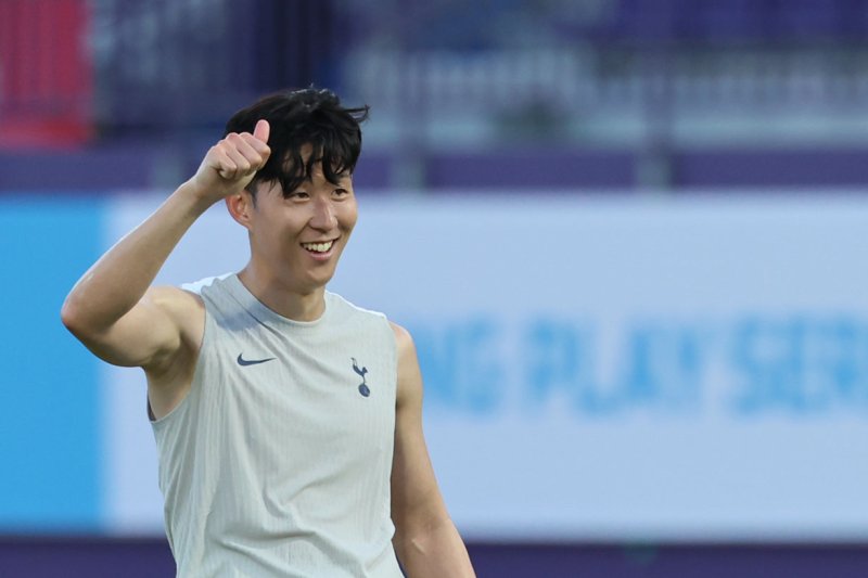 [안양=뉴시스] 권창회 기자 = 잉글랜드 프리미어리그 토트넘 홋스퍼 손흥민이 2일 경기 안양시 안양종합운동장에서 열린 2025 쿠팡플레이 시리즈 토트넘 오픈 트레이닝에서 훈련을 하며 엄지 척을 하고 있다. 2025.08.02. kch0523@newsis.com