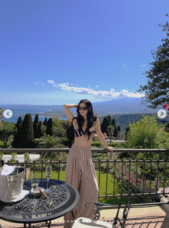 한예슬, '10세 연하♥'과 여행 중…선베드서 비키니 입고 휴식