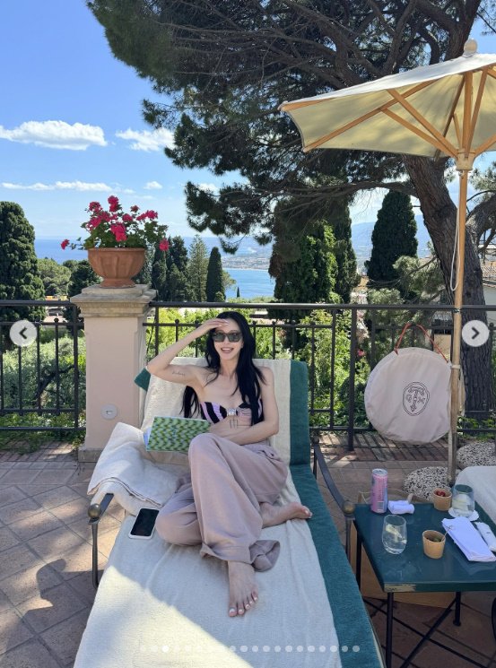 한예슬, '10세 연하♥'과 여행 중…선베드서 비키니 입고 휴식