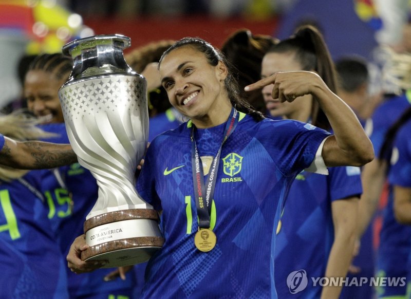 대회 우승 트로피를 들고 포즈를 취한 브라질의 마르타. (출처=연합뉴스)
