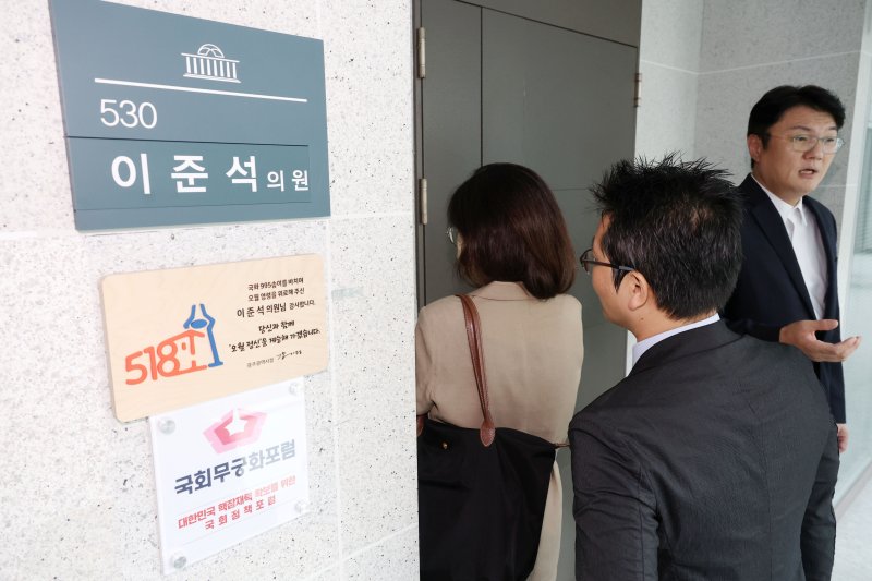 30일 오후 서울 여의도 국회 의원회관에서 김건희특검팀(특별검사 민중기)의 이준석 개혁신당 대표에 대한 압수수색 절차적 문제점과 준항고 이유에 대해 김정철 최고위원이 브리핑하고 있는 가운데 특검팀이 2차 압수수색을 위해 이 대표 의원실로 들어가고 있다. 2025.7.30/뉴스1 ⓒ News1 이광호 기자