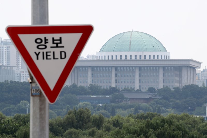 서울 마포구 서강대교 교통표지판 뒤로 국회의사당이 보이고 있다. 2024.8.4/뉴스1 ⓒ News1 이광호 기자