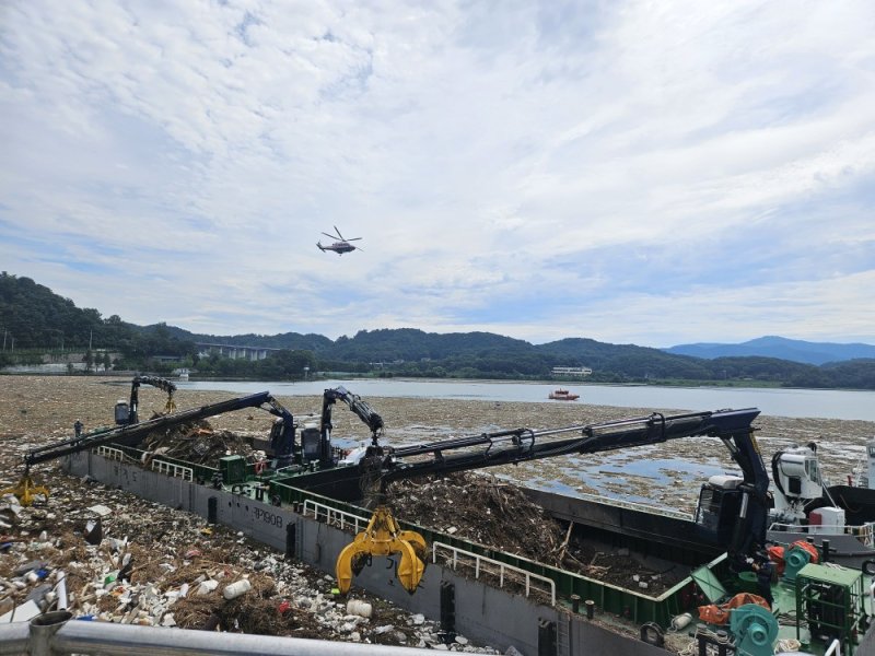 2일 경기 가평군에서 소방 당국이 수해 실종자 수색 작업을 하고 있다.(경기도북부소방재난본부 제공, 재판매 및 DB 금지) 2025.8.2/뉴스1 ⓒ News1 양희문 기자