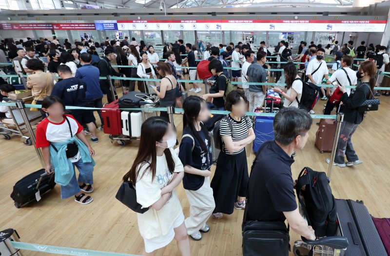 [인천공항=뉴시스] 조성우 기자 = 여름 휴가철인 3일 인천국제공항 제1여객터미널 출국장이 이용객들로 북적이고 있다. 2025.08.03. xconfind@newsis.com