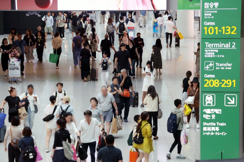 [인천공항=뉴시스] 조성우 기자 = 여름 휴가철인 3일 인천국제공항 제1여객터미널 출국장이 이용객들로 북적이고 있다. 2025.08.03. xconfind@newsis.com