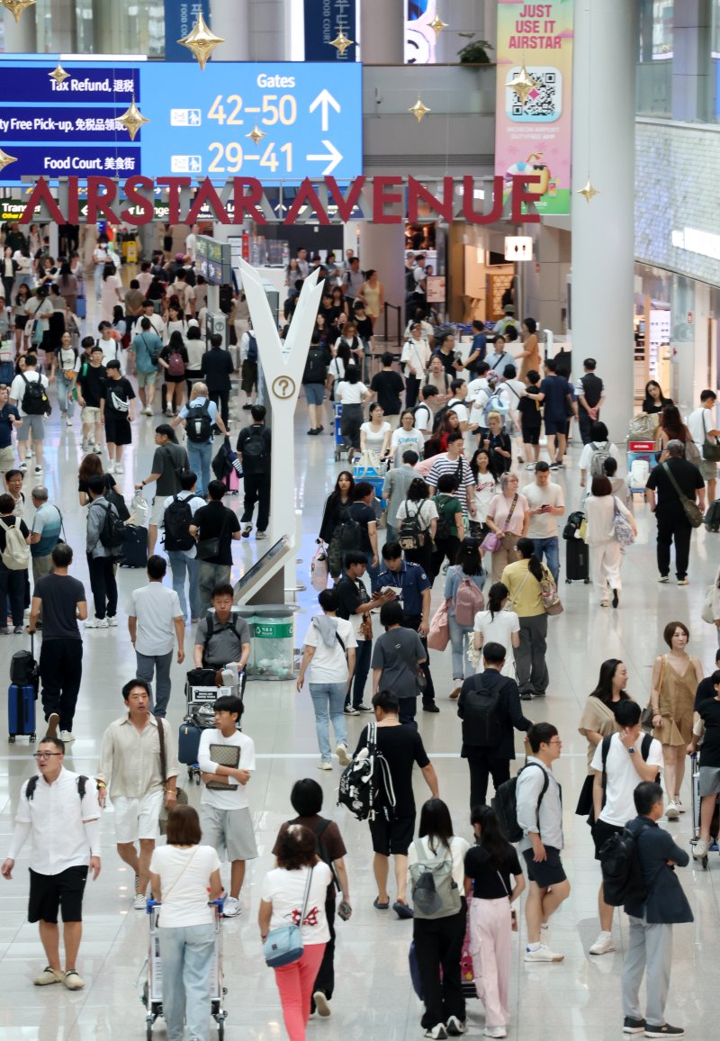 [인천공항=뉴시스] 조성우 기자 = 여름 휴가철인 3일 인천국제공항 제1여객터미널 출국장이 이용객들로 북적이고 있다. 2025.08.03. xconfind@newsis.com