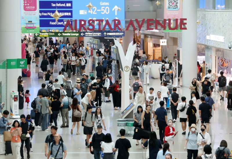 [인천공항=뉴시스] 조성우 기자 = 여름 휴가철인 3일 인천국제공항 제1여객터미널 출국장이 이용객들로 북적이고 있다. 2025.08.03. xconfind@newsis.com