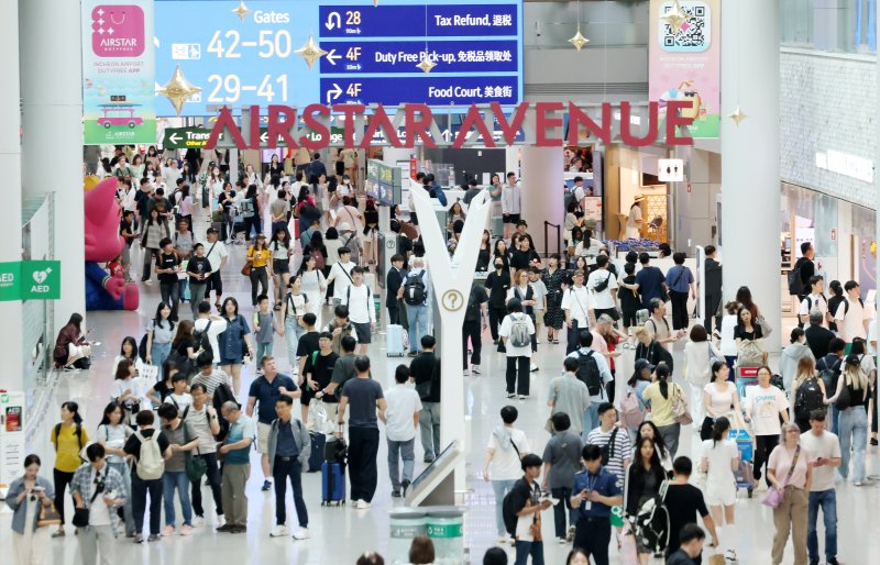[인천공항=뉴시스] 조성우 기자 = 여름 휴가철인 3일 인천국제공항 제1여객터미널 출국장이 이용객들로 북적이고 있다. 2025.08.03. xconfind@newsis.com