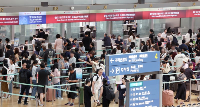[인천공항=뉴시스] 조성우 기자 = 여름 휴가철인 3일 인천국제공항 제1여객터미널 출국장이 이용객들로 북적이고 있다. 2025.08.03. xconfind@newsis.com