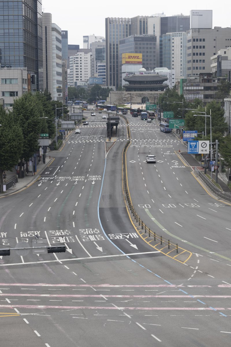 [서울=뉴시스] 김근수 기자 = 본격적인 여름 휴가철을 맞이한 3일 오전 서울시 중구 남대문 인근 시내 도로가 한산한 모습을 보이고 있다. 2025.08.03. ks@newsis.com