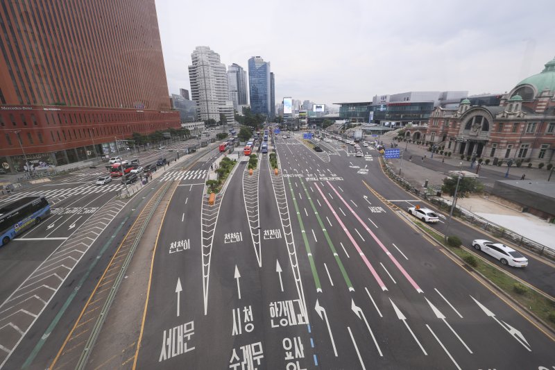 [서울=뉴시스] 김근수 기자 = 본격적인 여름 휴가철을 맞이한 3일 오전 서울역 인근 시내 도로가 한산한 모습을 보이고 있다. 2025.08.03. ks@newsis.com