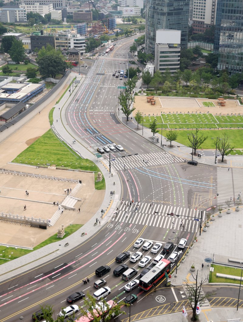 [서울=뉴시스] 추상철 기자 = 본격적인 여름 휴가철인 3일 오전 서울 종로구 광화문 앞 도로가 비교적 한산한 모습을 보이고 있다. 2025.08.03. scchoo@newsis.com