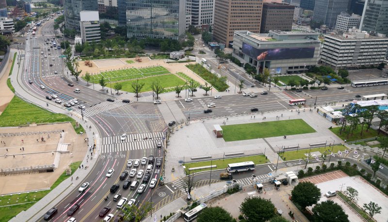 [서울=뉴시스] 추상철 기자 = 본격적인 여름 휴가철인 3일 오전 서울 종로구 광화문 앞 도로가 비교적 한산한 모습을 보이고 있다. 2025.08.03. scchoo@newsis.com