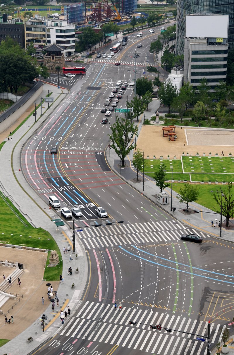 [서울=뉴시스] 추상철 기자 = 본격적인 여름 휴가철인 3일 오전 서울 종로구 광화문 앞 도로가 비교적 한산한 모습을 보이고 있다. 2025.08.03. scchoo@newsis.com