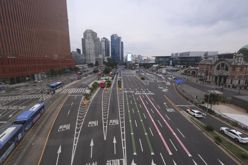 [서울=뉴시스] 김근수 기자 = 본격적인 여름 휴가철을 맞이한 3일 오전 서울역 인근 시내 도로가 한산한 모습을 보이고 있다. 2025.08.03. ks@newsis.com