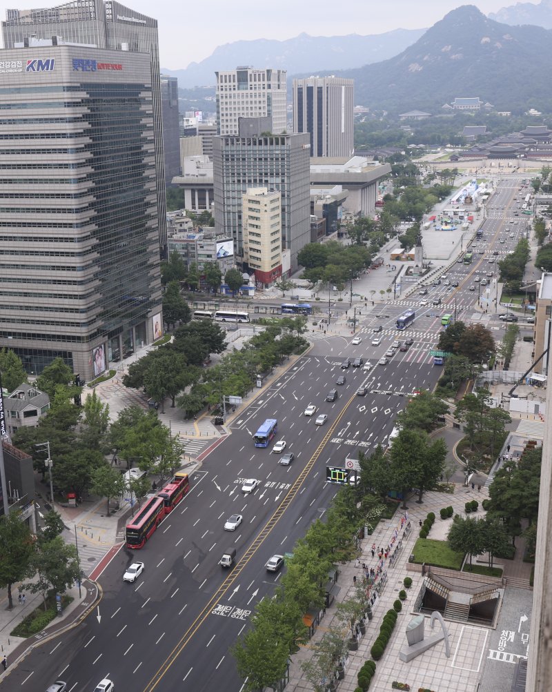 [서울=뉴시스] 김근수 기자 = 본격적인 여름 휴가철을 맞이한 3일 오전 서울 중구 광화문 인근 세종대로가 한산한 모습을 보이고 있다. 2025.08.03. ks@newsis.com