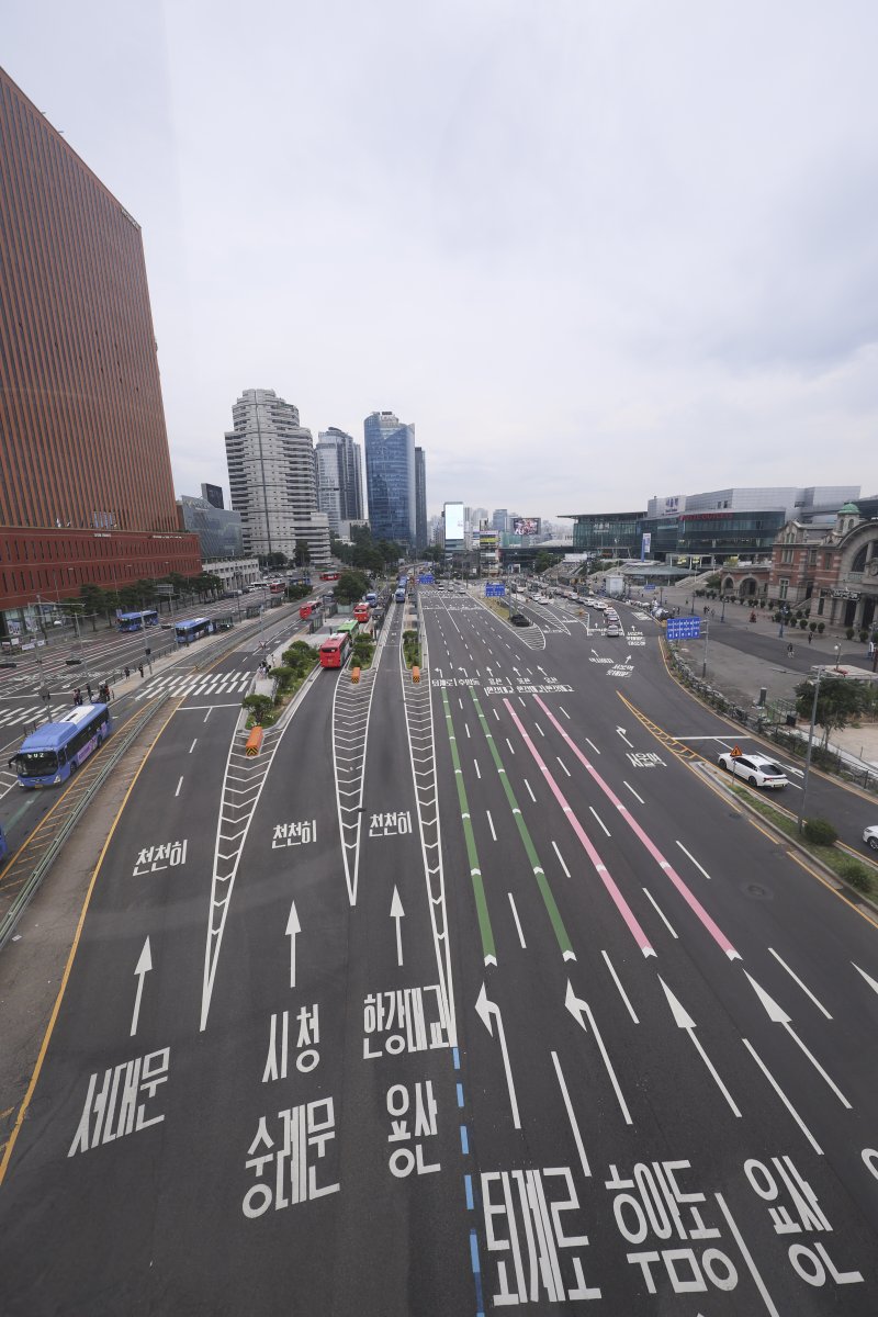 [서울=뉴시스] 김근수 기자 = 본격적인 여름 휴가철을 맞이한 3일 오전 서울역 인근 시내 도로가 한산한 모습을 보이고 있다. 2025.08.03. ks@newsis.com