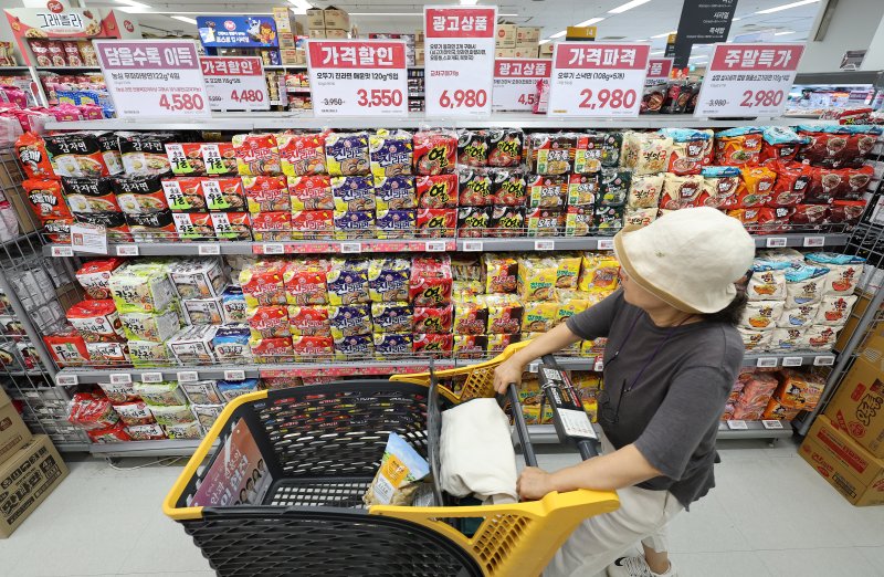 통계청에 따르면 6월 소비자물가지수는 전년 동월 대비 2.2% 상승했다. 서울의 한 대형마트. 2025.7.2/뉴스1 ⓒ News1 박지혜 기자