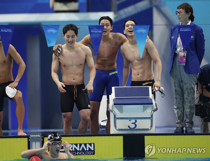 한국 남자 혼계영 400m 대표팀이 항저우 아시안게임에서 은메달을 딸 때 모습. (출처=연합뉴스)