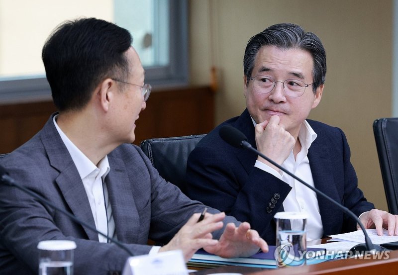 논의하는 정책실장과 민정수석 (출처=연합뉴스)